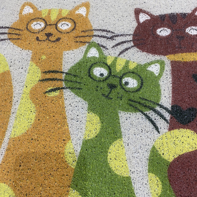Килим у вітальню, стильний придверний килимок "Cat family", 40*60 см Килим у вітальню, стильний придверний килимок "Cat family", 40*60 см